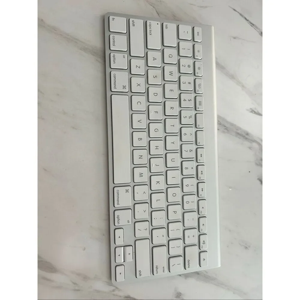 Apple Mac keyboard wireless a1314 white
